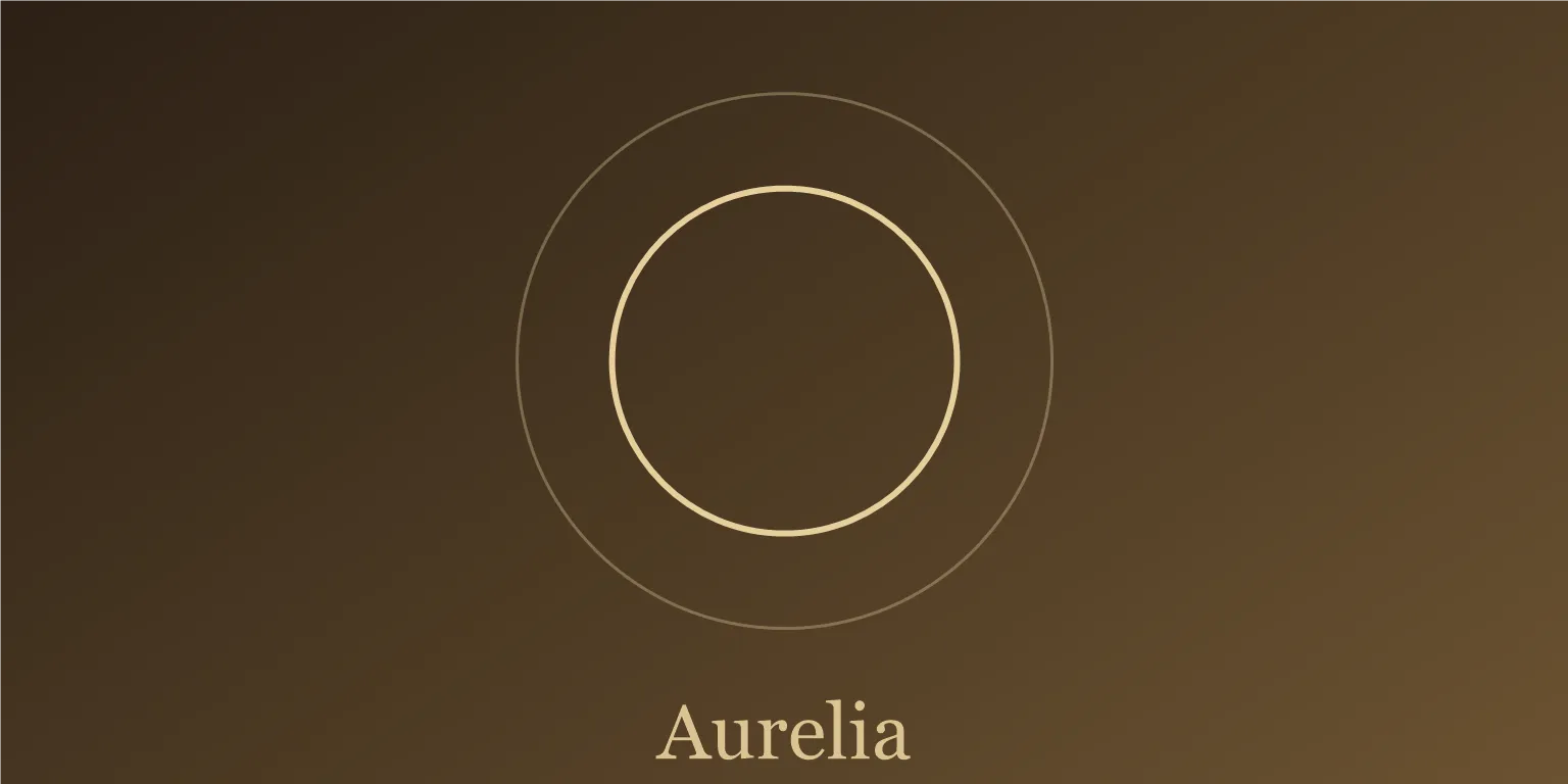 Mujer luciendo joyería de oro de 18K